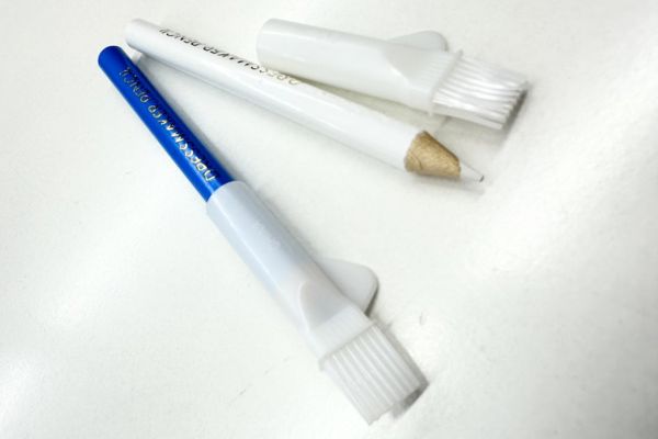 Карандаш БЕЛЫЙ портновский для раскроя ткани со щеточкой